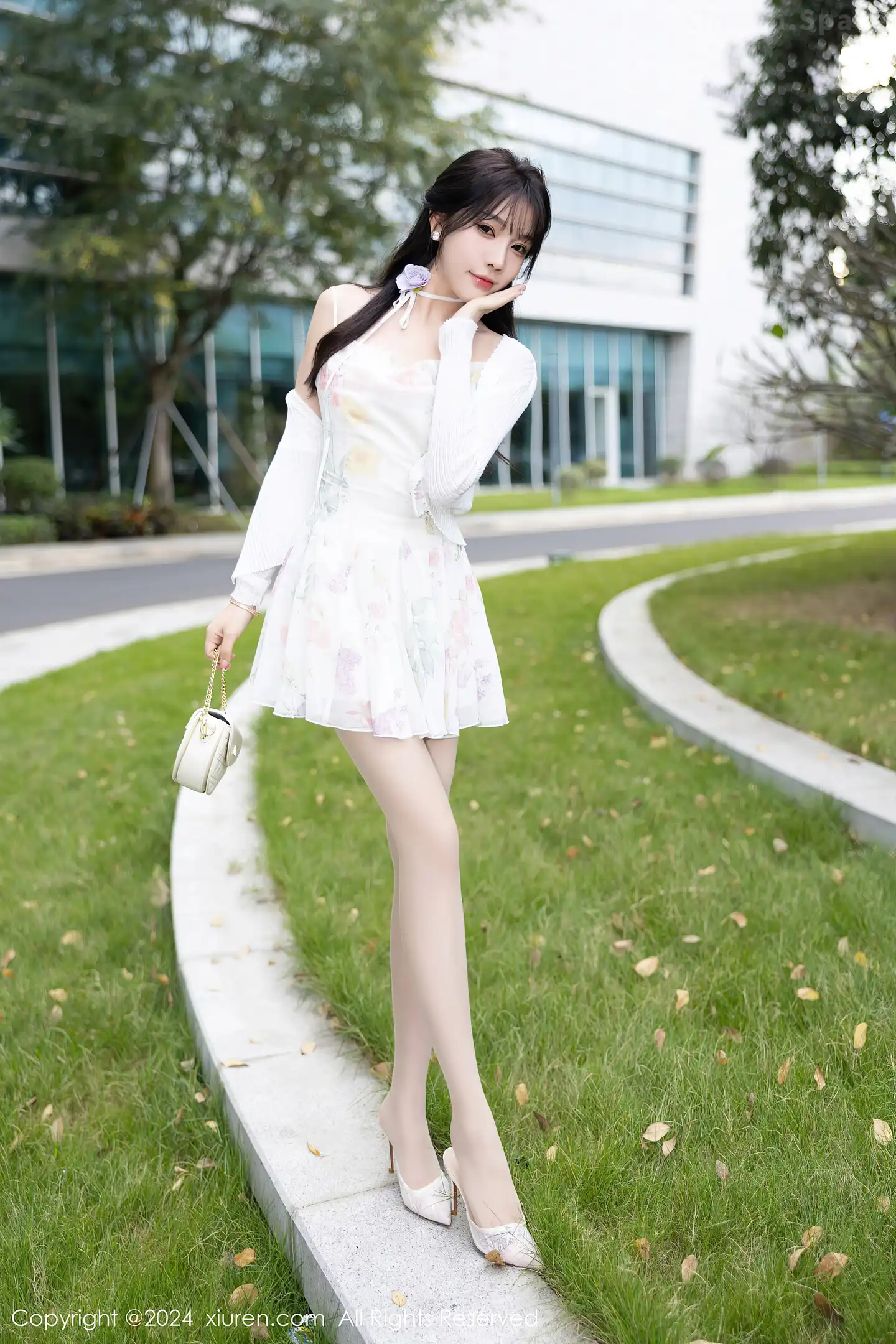 图片[4]-[XiuRen秀人网]VOL.7959 女神徐莉芝Booty性感白色短裙+黑色情趣服饰秀曼妙身姿诱惑写真82P-秀人网官方网站